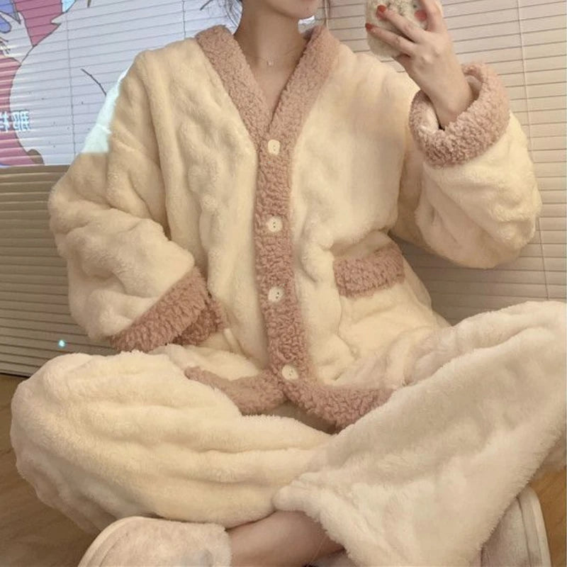 Pijama abrigado de mujer de polar coral con escote en V