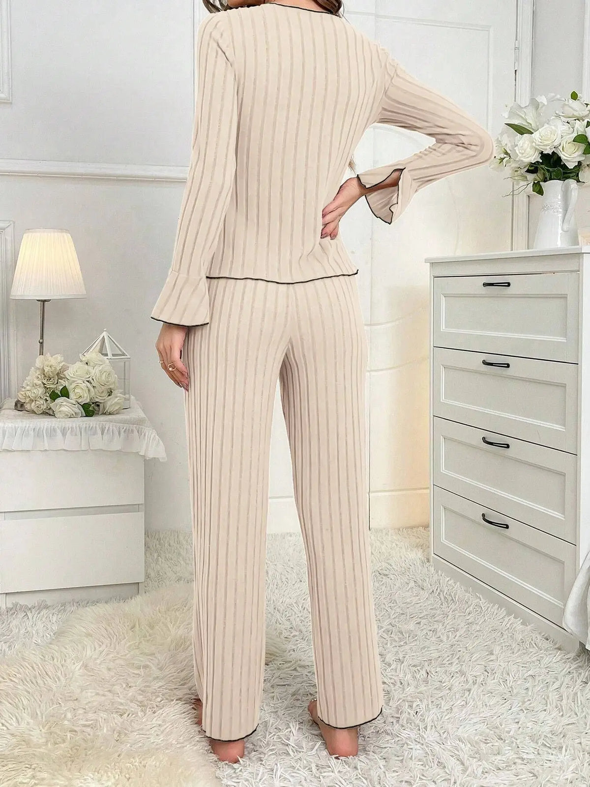 Pijama largo de mujer liso con solapas y detalle de moño