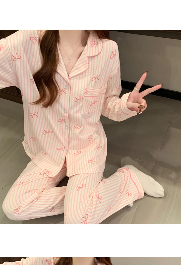 Pijama largo de mujer con diseño de moños y solapas