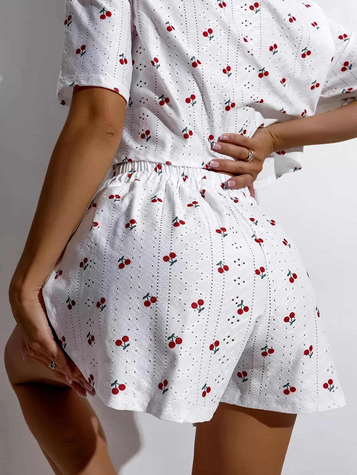 Pijama de mujer con remera holgada y short de cintura elástica