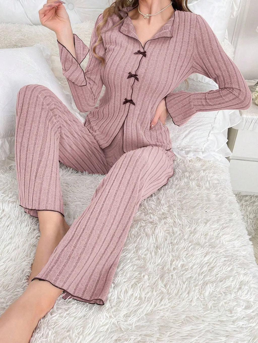 Pijama largo de mujer liso con solapas y detalle de moño
