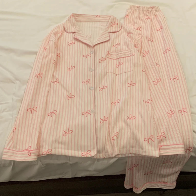 Pijama largo de mujer con diseño de moños y solapas