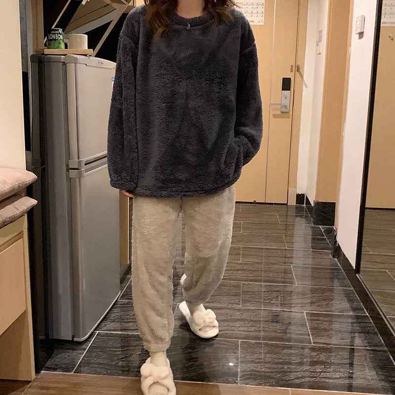 Pijama abrigado de mujer liso con acabado aterciopelado