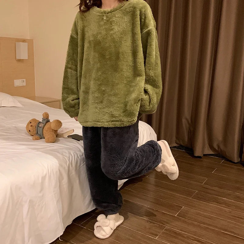 Pijama abrigado de mujer liso con acabado aterciopelado