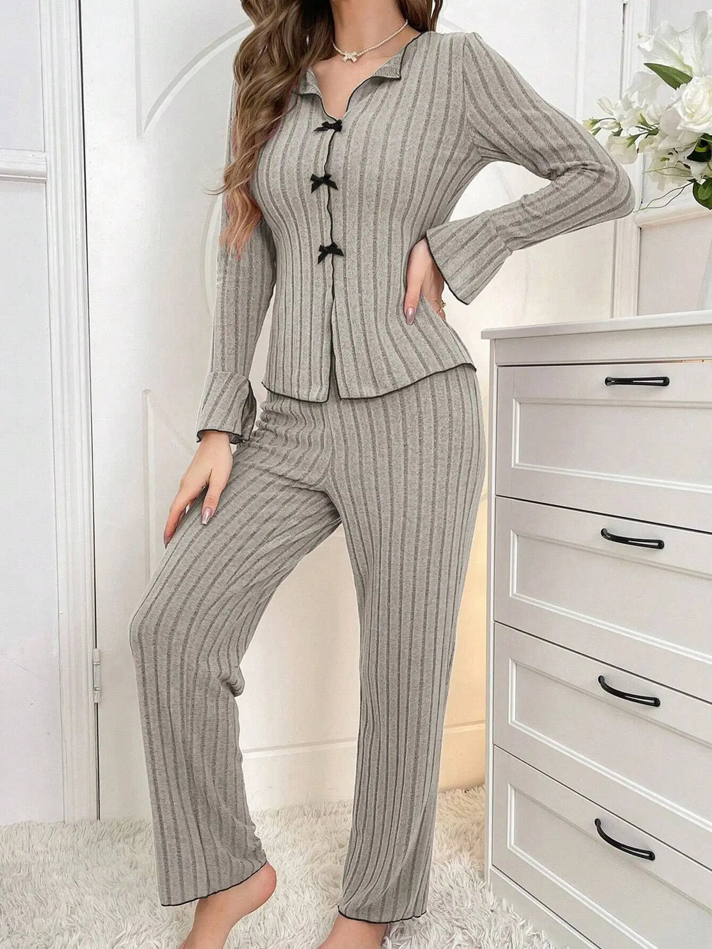 Pijama largo de mujer liso con solapas y detalle de moño